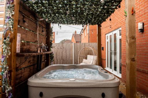 Spacious & Stylish 4-Bed House with Hot Tub in Prime Location - Housity