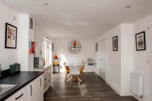 Spacious & Stylish 4-Bed House with Hot Tub in Prime Location - Housity