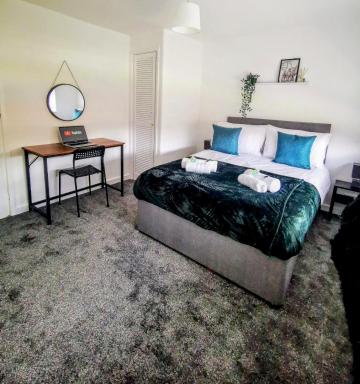 No 7 - Bright, Spacious 3 Bed Home with Parking & WiFi - Housity