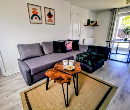 No 7 - Bright, Spacious 3 Bed Home with Parking & WiFi - Housity