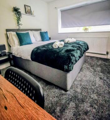 No 7 - Bright, Spacious 3 Bed Home with Parking & WiFi - Housity