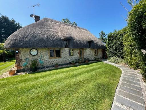 18 Century Thatched Cottage tucked away in secluded gardens close to Goodwood Racecourse - Housity