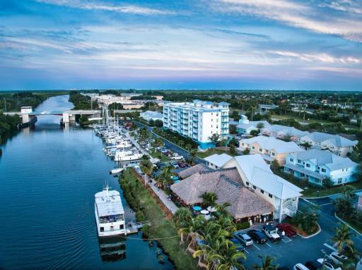 Dolphins Vacation Rental - Housity