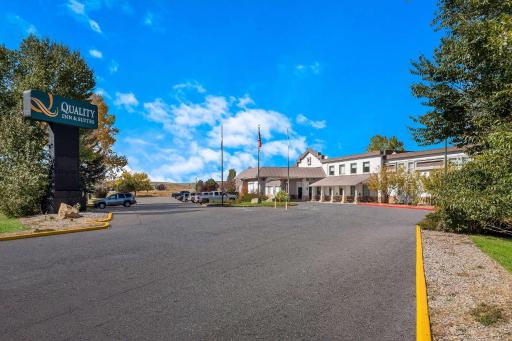 Quality Inn & Suites - Housity