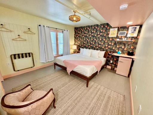 Peninsula Bed & Cocktails - Housity