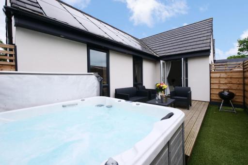 Hoxne Cottages - Sunflower Cottage with private hot tub - Housity