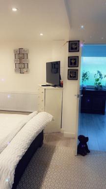 Stay in Woking with Benita - Housity