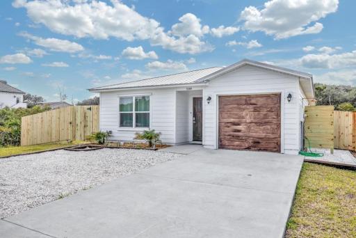 Butler Beach Bliss Modern Beach Vacation Home - Housity