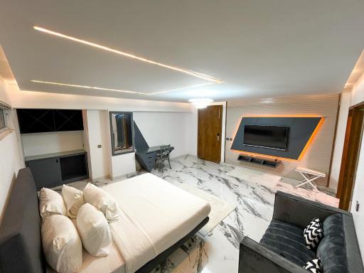 Hotel Crown Inn - Housity