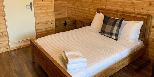 Superior Glamping Pod with Hot Tub - Housity
