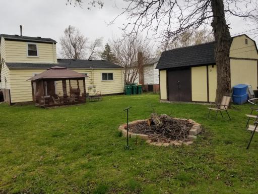 Cozy 6 bedroom home with Gameroom and Fire pit. - Housity