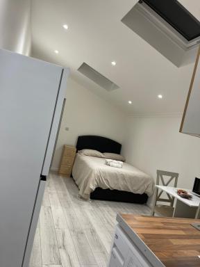 Studio room next to Gatwick - Housity