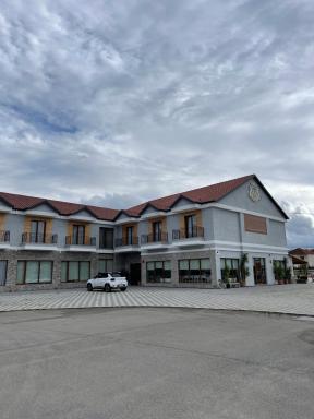 House of Horses Shtepia e Kuajve - Housity