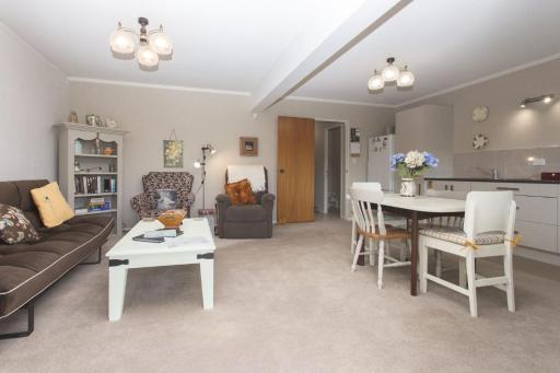 Rustic Retreat On Ruskin - Housity