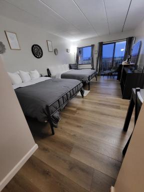 Cedar Lodge Room w/ Lake Views! - Housity