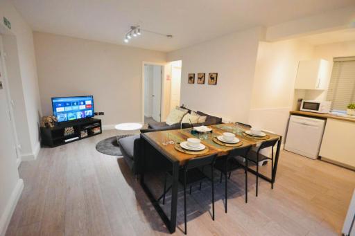 Remarkable 3-Bed Ground Floor Apartment - Coventry - Hizvo