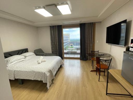 Spacious Luxury Condo w/ kitchen beside Hilton Clark D’Heights - Housity