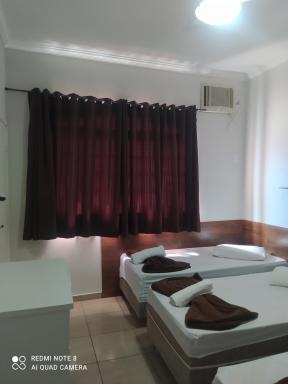 Quarto Familiar com ar,frigobar,wi fi, garagem - Housity