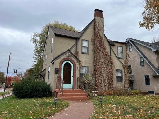 Historic Twin Tudors Inn - Housity