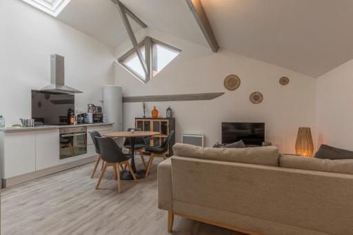 ATYPIQUE - 2 chambres avec salles de bains, cuisine équipée, parking gratuit - Housity