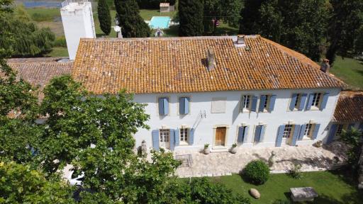 Mas du Versadou, dans un espace naturel protégé, piscine couverte chauffée toute l\'année, Spa et salle de jeux - Housity