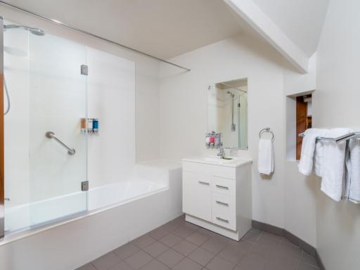 Leisure Inn Penny Royal Hotel & Apartments - Housity