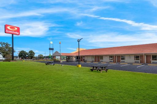Econo Lodge Cornersville I-65 - Housity