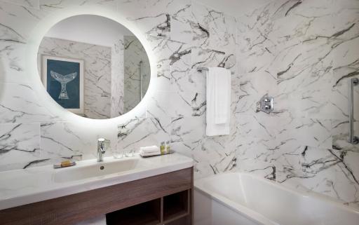 Doubletree By Hilton Hull - Housity