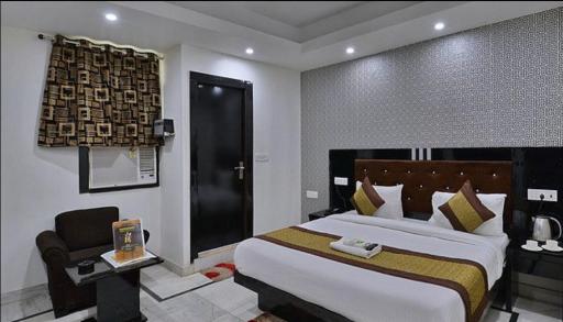 Hotel Royal White - pitampura - Housity