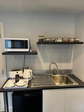 Thistle Lodge - Quiet Garden lodge with off road parking - Housity
