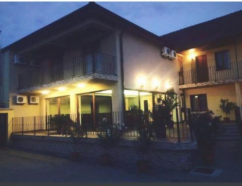 Pensiunea Mystique - Housity