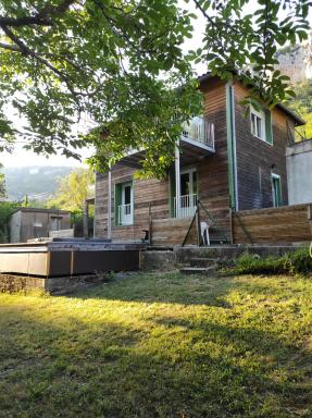 Maison au bord de l'eau avec Jacuzzi - Hizvo