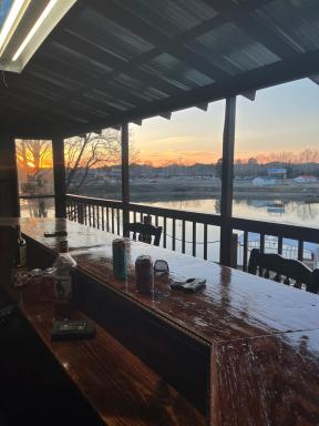 Ledgerock lake house! Boat included march-October,outside bar, Pool table,family fun center - Housity