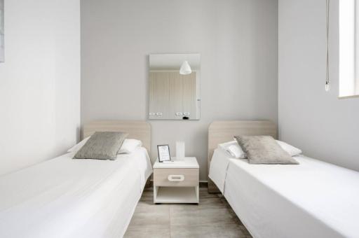 F12 Room 2, Private Room two single beds privated bathroom in shared Flat - Housity