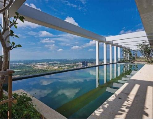 Iskandar Residences 2BR 5pax 5 mins Legoland Wi-Fi Sky Pool 360 - Housity