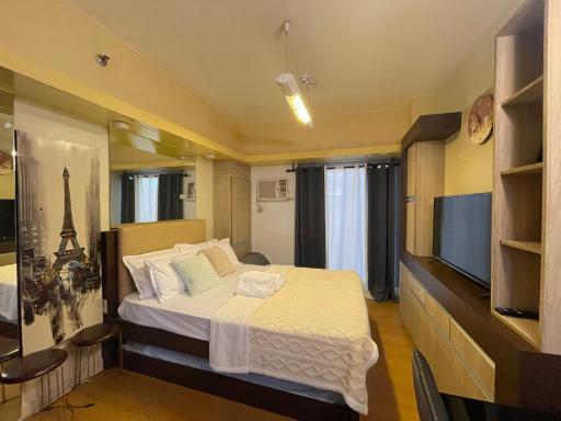 Modern and Cozy Condo in 8Adriatico near PGH, SLMEC and US Embassy - Housity