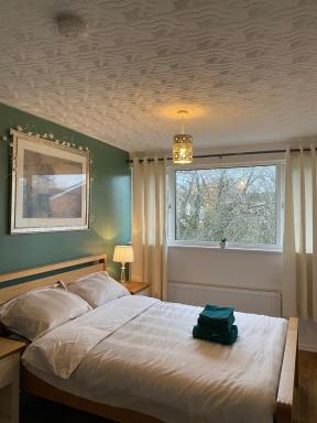 1 Luxurious Double Bedroom with Private Shower - Housity