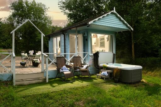 Art Studio - Connect to Nature in the Hot Tub at Cosy Studio - Housity