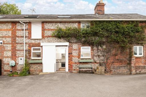 The Stable—Historic Property in Downwood Vineyard - Housity