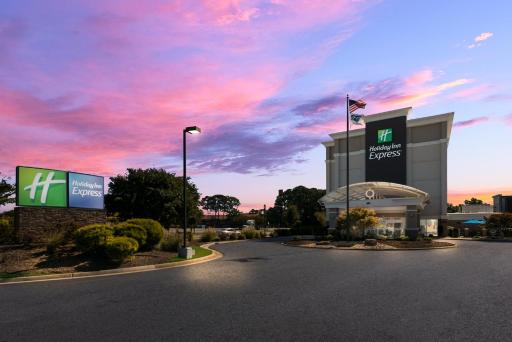 Holiday Inn Express Hotels- Hampton by IHG - Housity