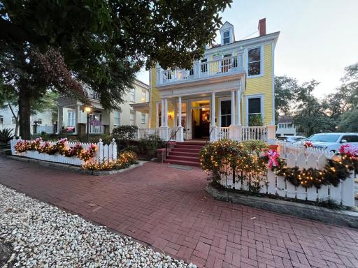 Azalea Inn and Villas - Housity