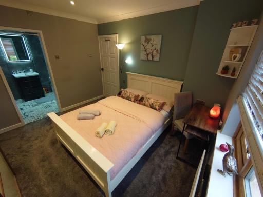 Lovely room with ensuite in a quiet house - Housity