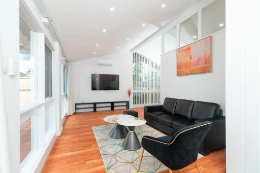 Modern Cozy Retreat-4Bedroom, Full Kitchen, Coffee Machine, Cot, Pets allowed-Fully Fenced,FreeWifi, Netflix, 2TV - Housity