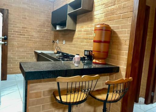 Flat com 2 quartos 2 banh AR e uma vista espetacular na área central de GV com cozinha completa-Bom p grupos ou familias ou empresas - Housity