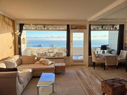 Wohnung mit traumhaftem Meerblick und Schwimmbad - Housity