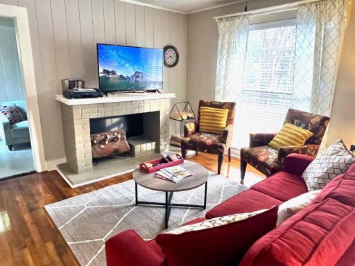 KING BED Family Friendly Cottage - Walk to Zoo & Waterpark - Near Downtown & Midtown - Housity