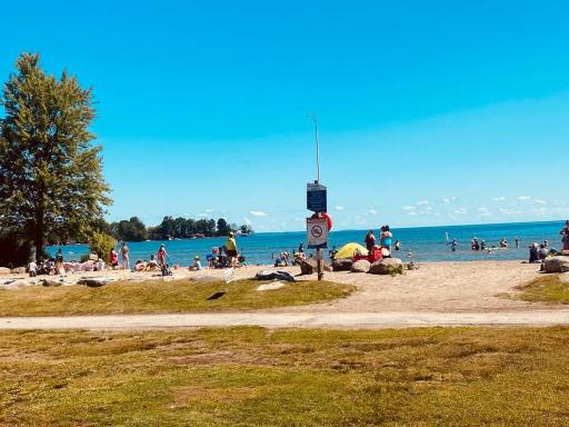 Luxury 2-Bed Suit with Free Parking, Gazebo & Fire Pit - Housity