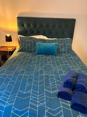 KB99 Comfy 2 Bedroom House in Horsham, pets very welcome with easy links to London and Gatwick - Housity