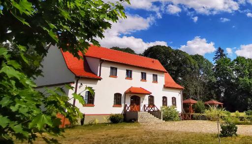 Gospodarstwo nad jeziorem - Housity