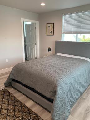 PRIVATE ROOM IN NEW APPARTMENT WITH FULL BATH - Housity